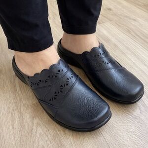 ✨ Easy Street Navy Blue Clogs – Size 9 (NEW) ✨